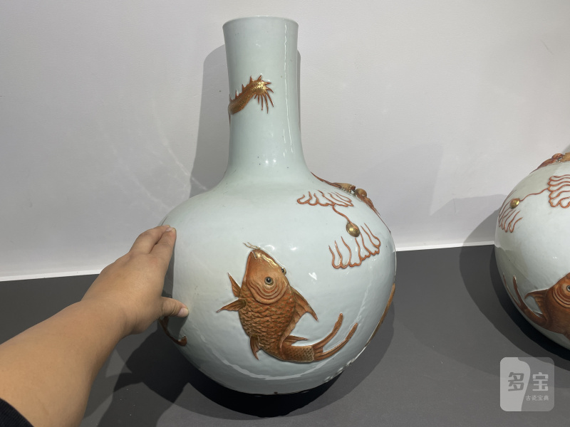 清光绪 粉彩浮雕鱼化龙纹天球瓶一对 - 图6